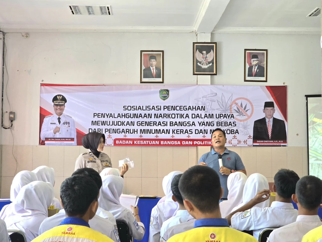 Anggota Sat Res Narkoba Polres Subang saat melakukan sosialisai P4GN di SMK Bina Taruna Jalancagak.