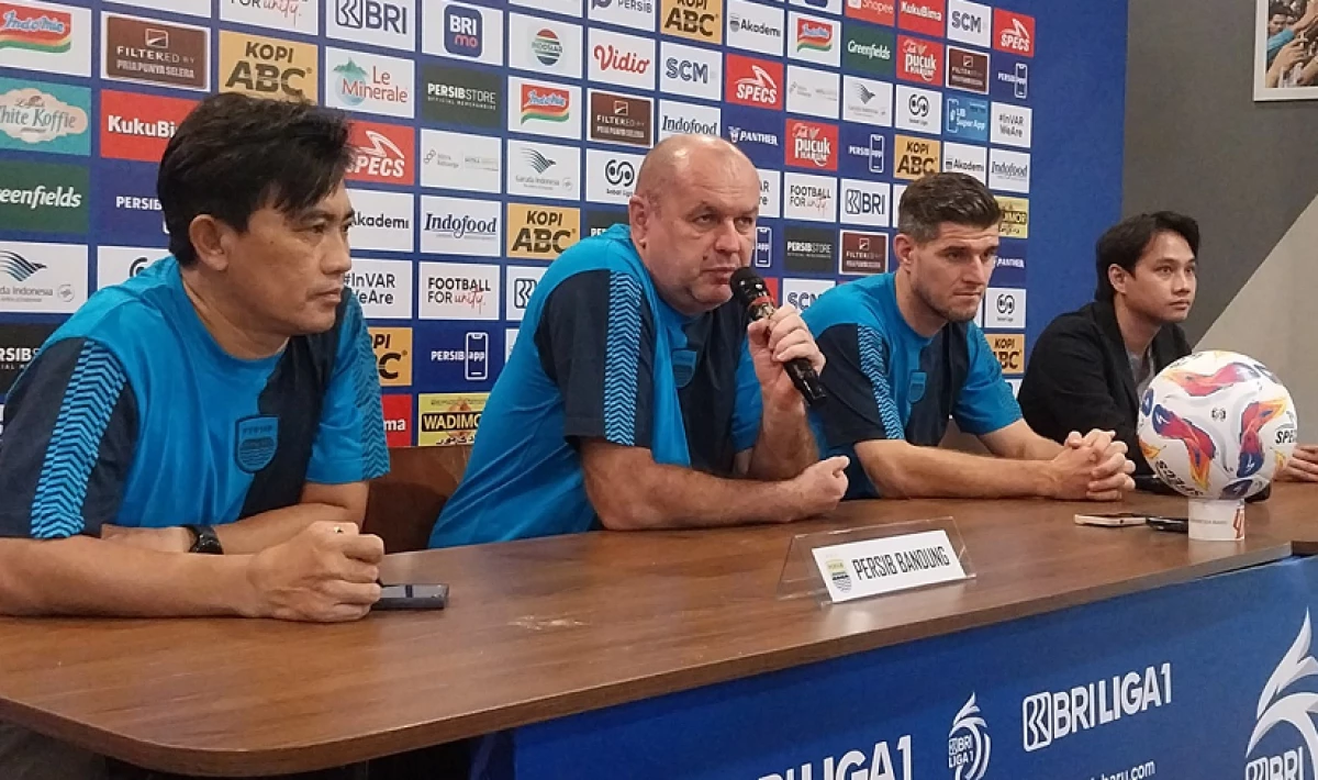 Bojan Hodak optimistis Persib Bandung lolos dari fase grup AFC Champions League 2 2024-2025 (Foto: MPI/Miftahul Ghani)