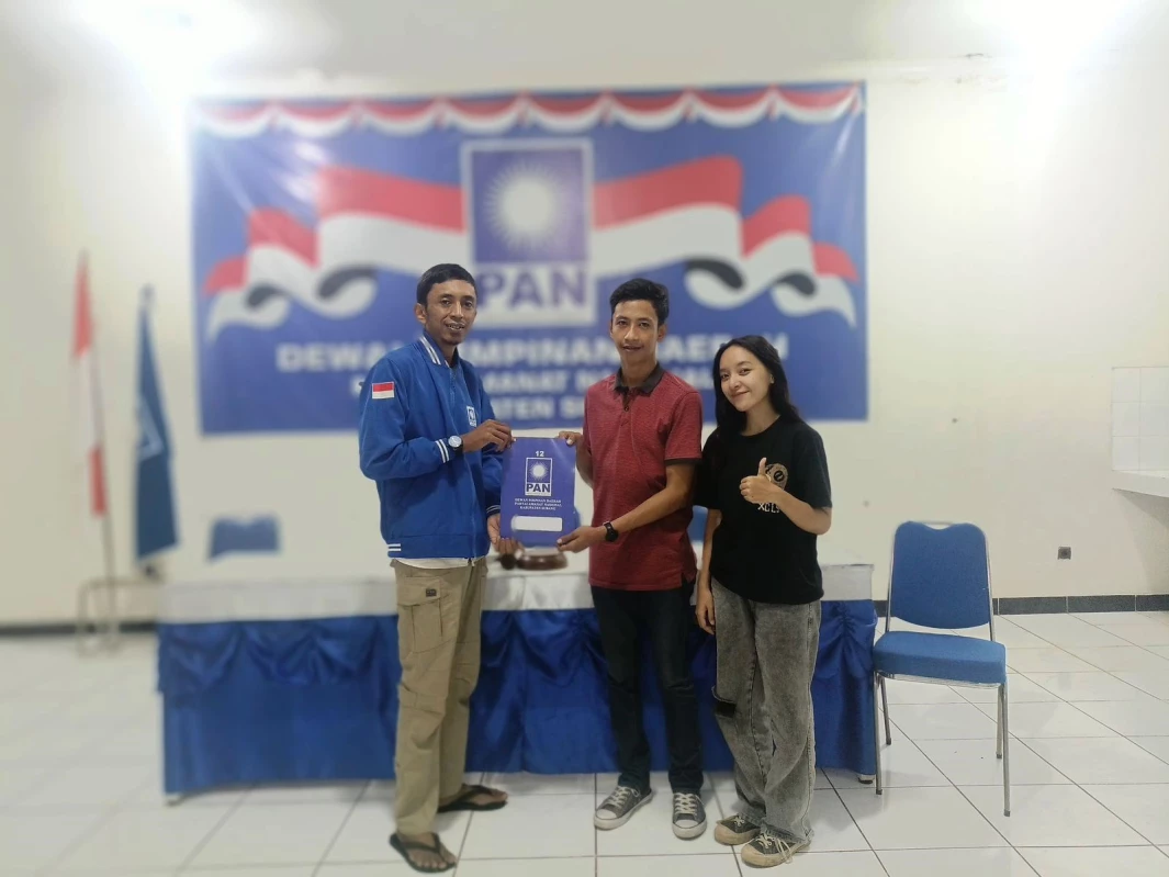 Relawan Ajak PAN Dukung Niko Nyalon Bupati Subang, Ikonik Ambilkan Formulir Pendaftaran Bacabup