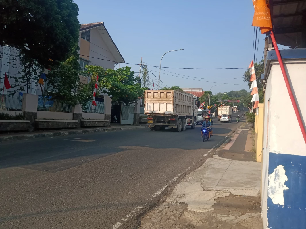 Kendaraan Berat Masih Beroprasi Diluar Jam Oprasional di Jalur Subang - Jalancagak, Perbup Belum Optimal ?