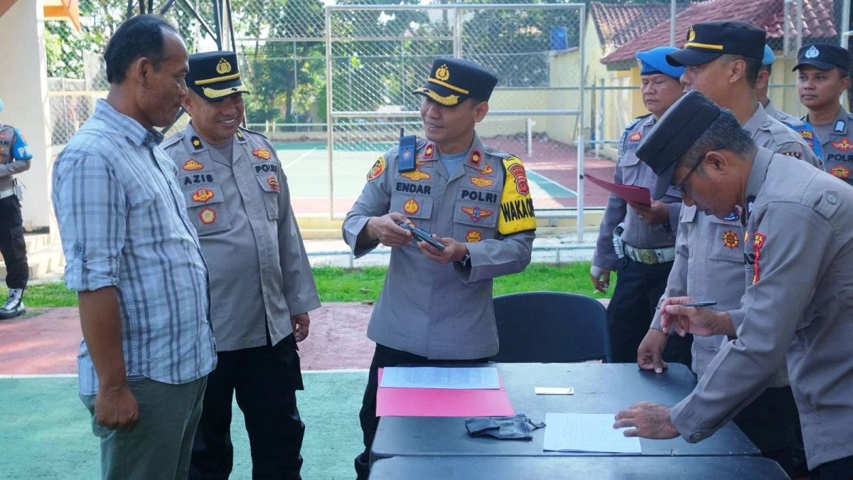 Wakapolres Subang Periksa Senpi Personel Polres