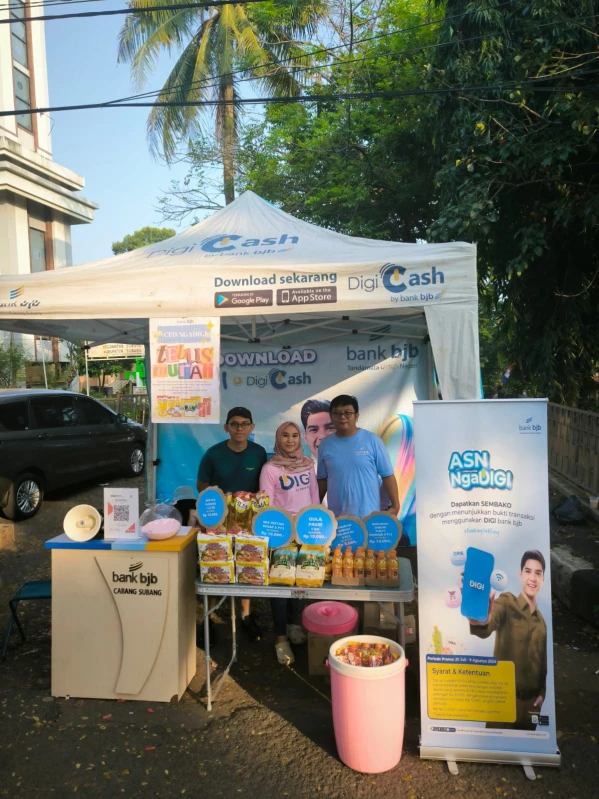 Dalam acara Car Free Day (CDF) yang berlangsung di Alun-Alun Subang pada Minggu, (04/08/2024), bank bjb Subang memperkenalkan Pembaharuan Aplikasi DIGI bank bjb.