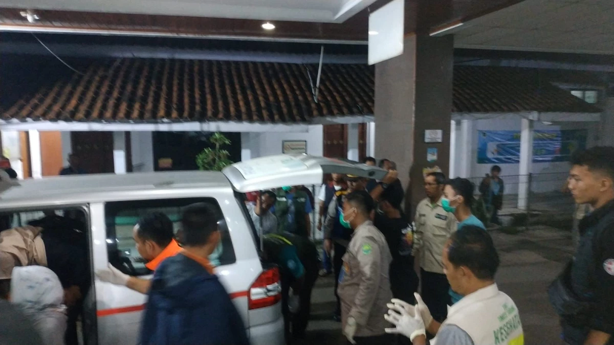 Dinkes Depok Bantu Dinkes Subang Evakuasi Korban Kecelakaan Bus di Ciater Subang