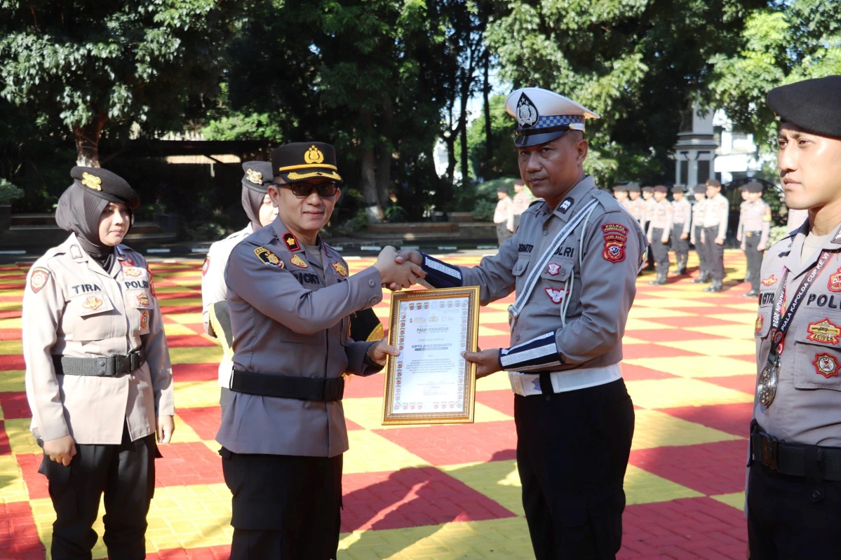 Tiga Polisi Berprestasi Dapat Penghargaan dari Kapolres Purwakarta