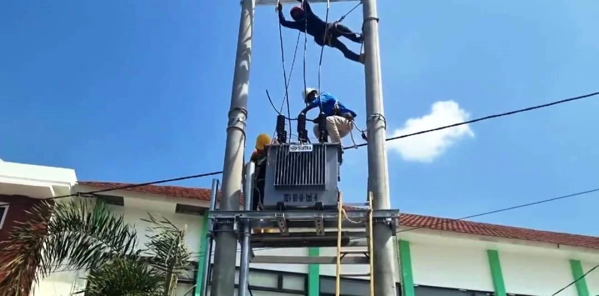 PLN Pagaden Dukung Keberlangsungan Pendidikan, Aliri Listrik ke SMKN Cipunagara
