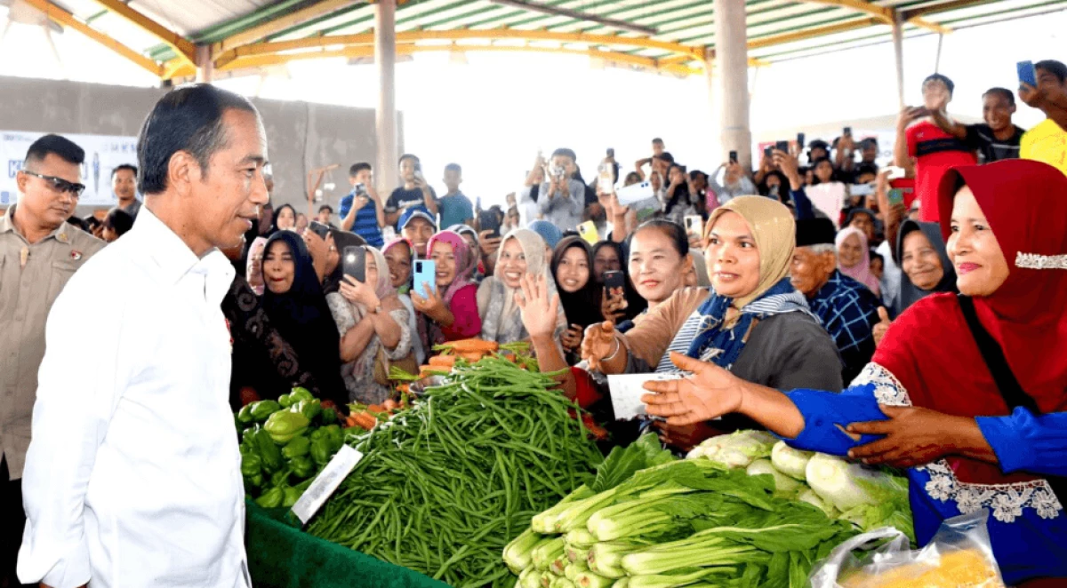 Jelang Lebaran, Presiden Jokowi Pantau Stok dan Harga Bahan Pokok di Pasar Rakyat Merangin