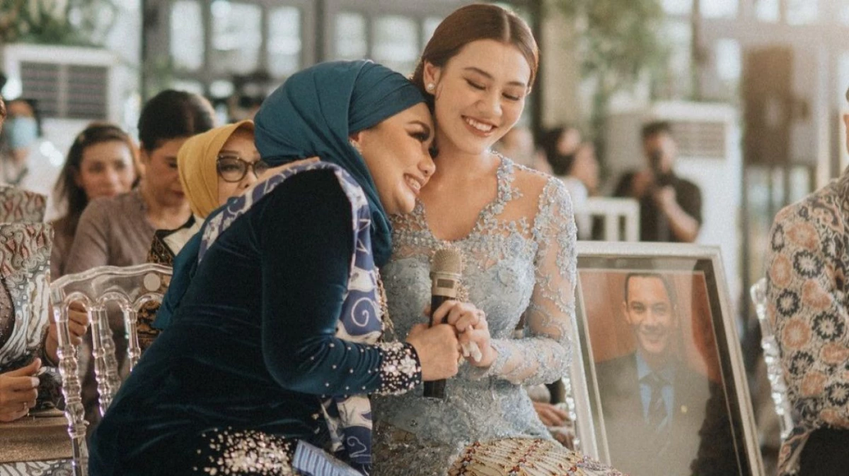 Momen Haru Aaliyah Duduk di Samping Foto Adjie Massaid Saat di Lamar Thorik Halilintar Viral di Media Sosial