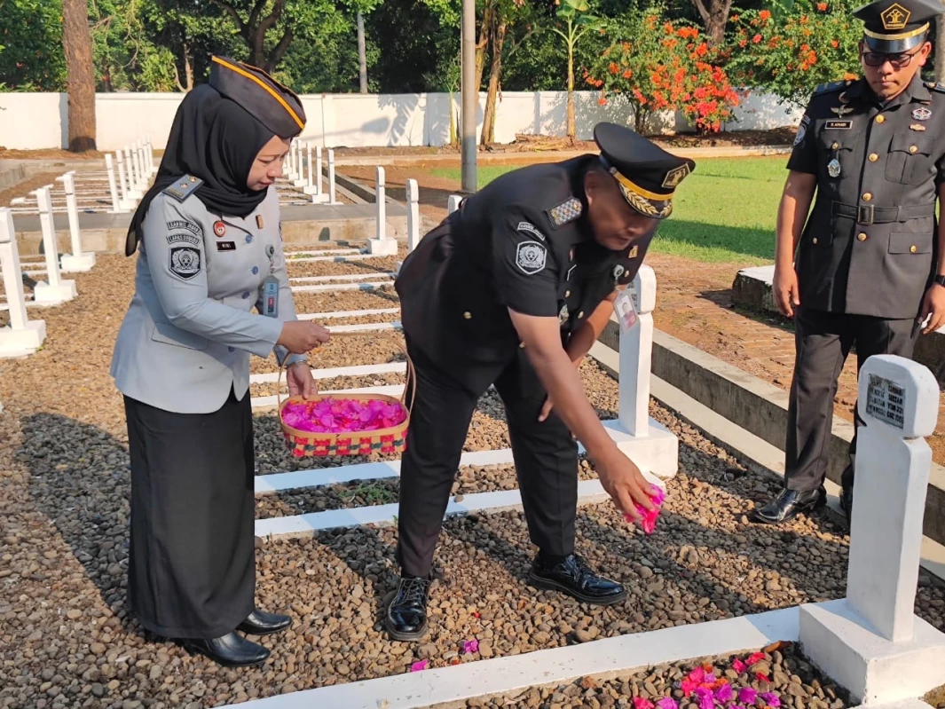 Lapas Kelas IIA Subang Lakukan Ziarah Makam Pahlawam Pada Peringatan Hari Pengayoman ke-79