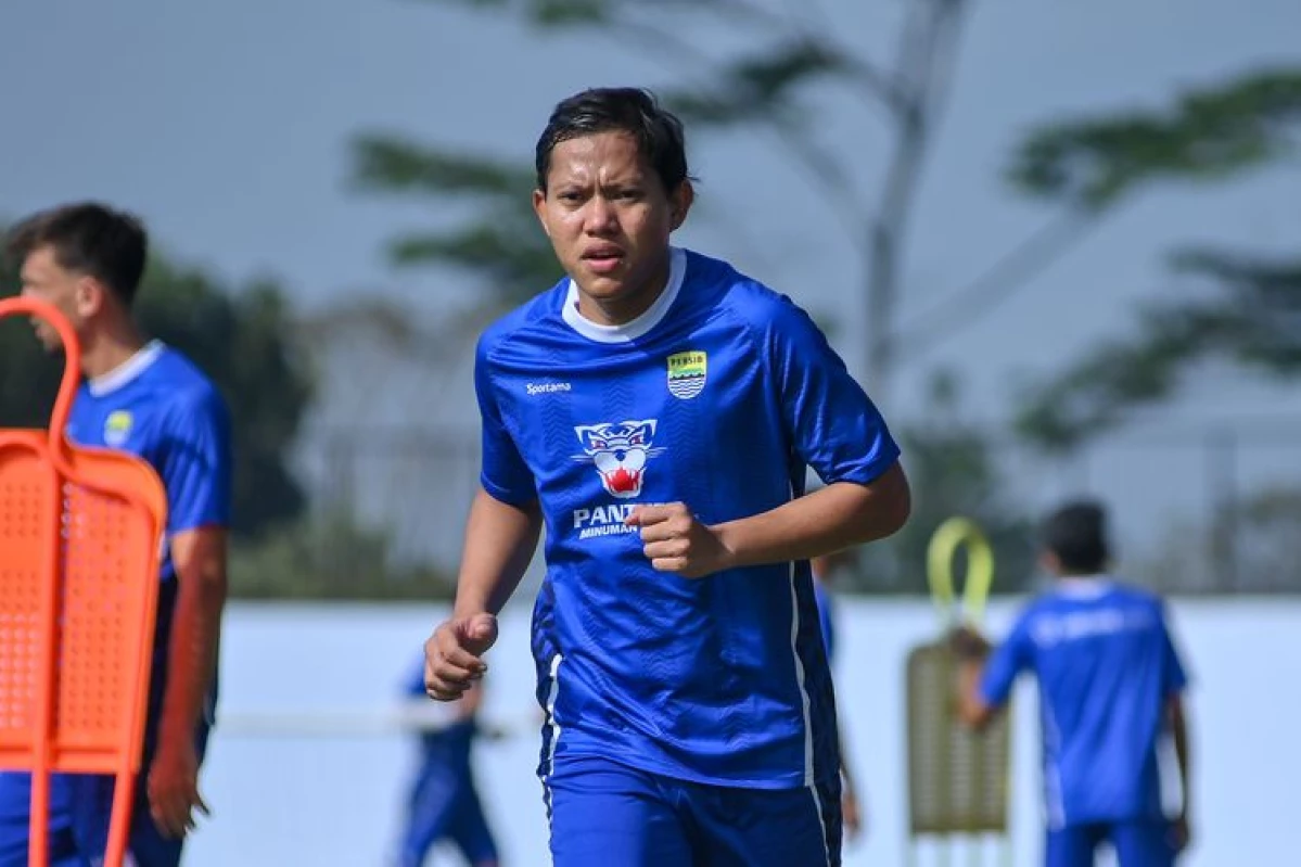 Pemain baru Persib Adam Alis tengah menjalani latihan di masa pramusim menatap Kompetisi Liga 1 2024-2025. (KOMPAS.com/ADIL NURSALAM)