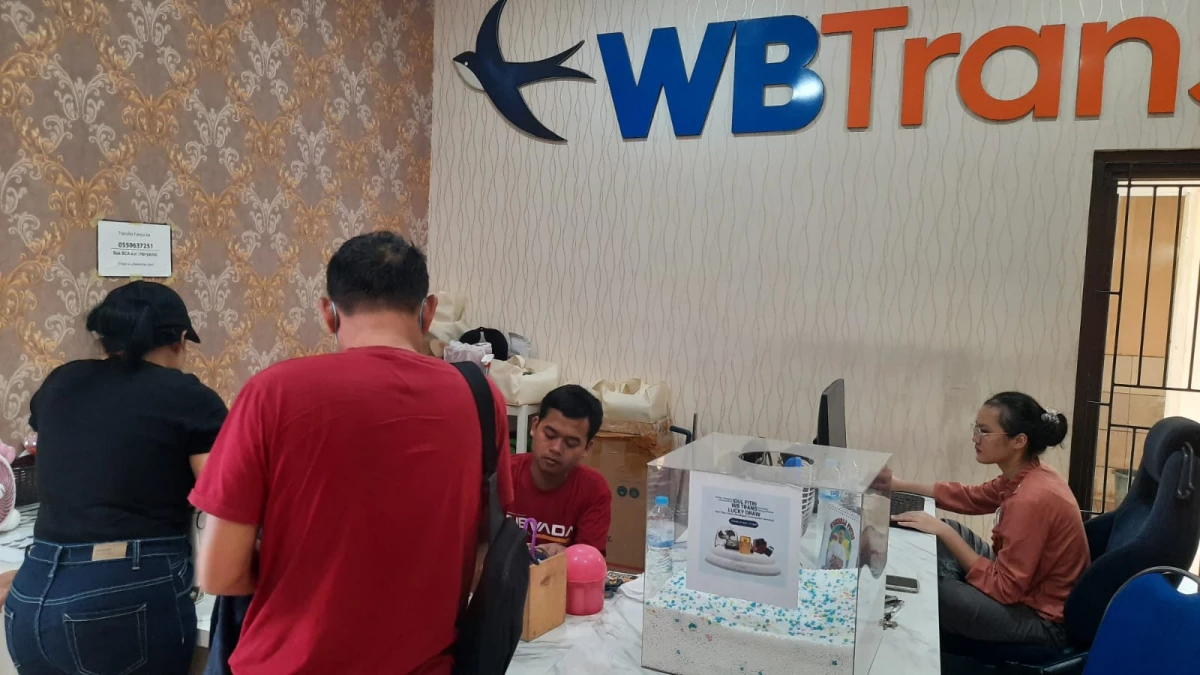 Warga saat memesan tiket di WB Trans Subang. (Muhammad Faishal/Pasundan Ekspres)