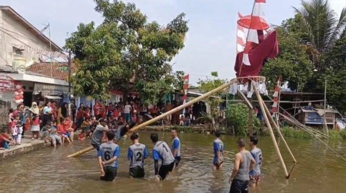 Lomba Panjat Pinang di Cianjur. (Sumber Gambar: Screenshot via detik.com/dok. istimewa0