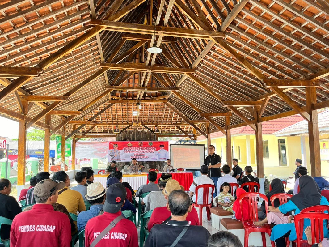 CINDY DESITA PUTRI/PASUNDAN EKSPRES.  Kasatnarkoba Polres Subang, AKP Heri Nurcahyo saat memaparkan bahaya narkoba dan pencegahannya kepada masyarakat Desa Cidadap.