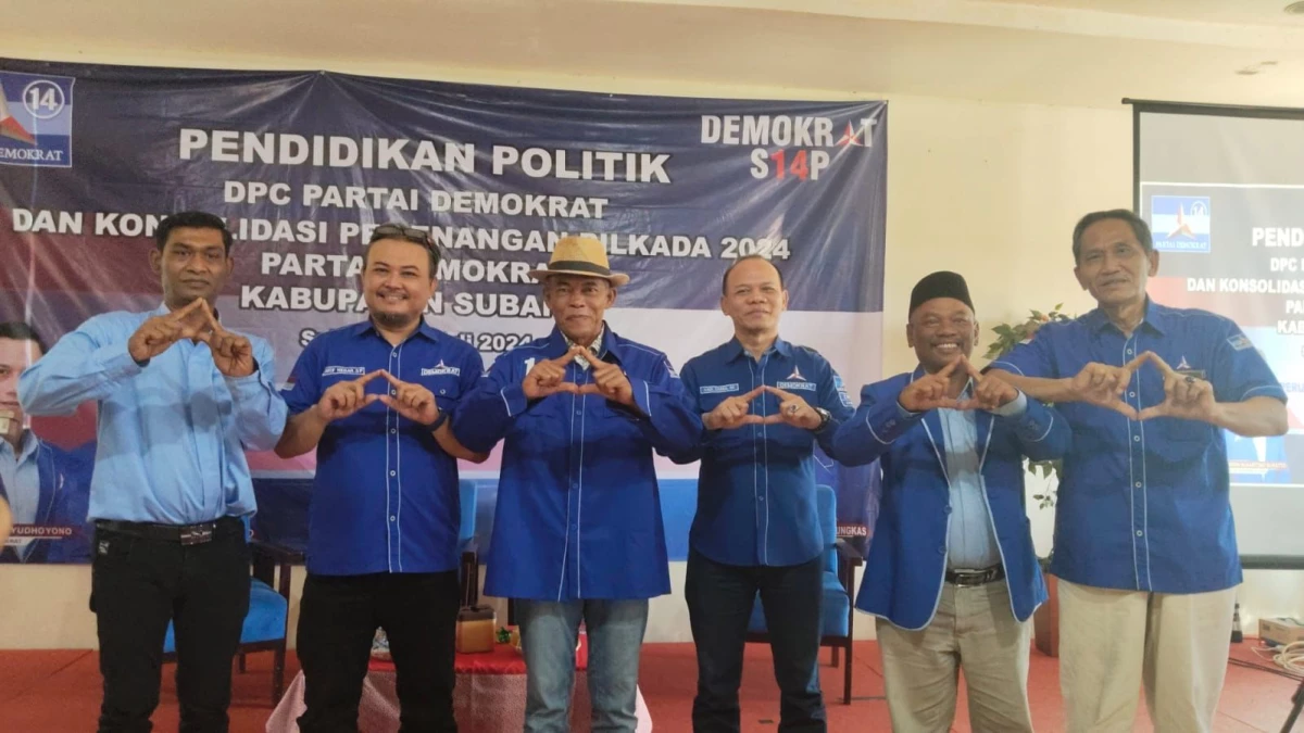 Mantan Bupati Subang Ruhimat saat mengabadikan foto bersama dengan kader dan pengurus DPD Jabar serta DPC Demokrat Subang. (Cindy Desita/Pasundan Ekspres)