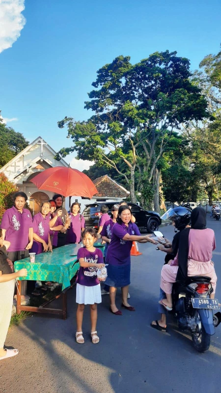 GPIB Jemaat Maranatha Subang Bagikan Takjil Gratis