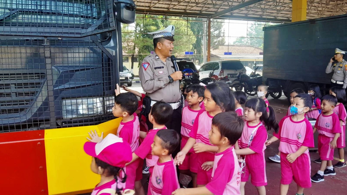Polres Purwakarta Kenalkan Tugas Polisi kepada Anak TK Melalui Program Polsanak