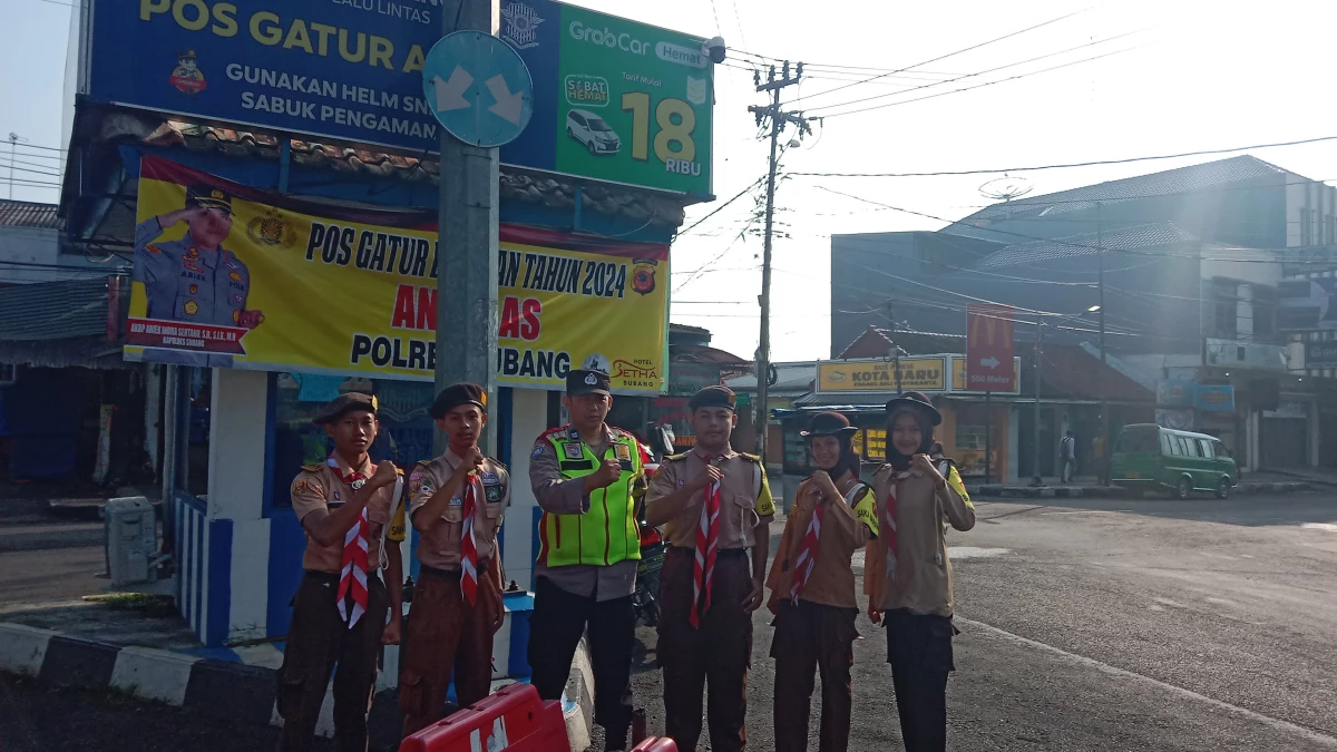 Saka Bhayangkara Subang ikut mengamankan lalu lintas selama arus mudik lebaran.