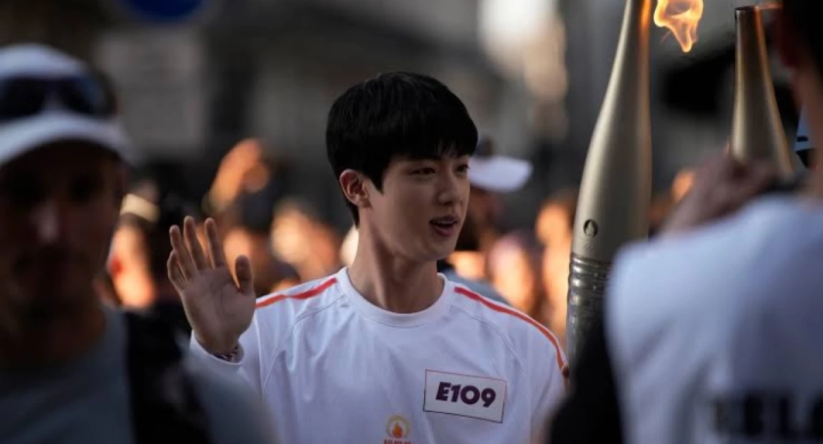 Bikin Bangga! Jin BTS Sukses membawa Obor di Olimpiade Paris 2024