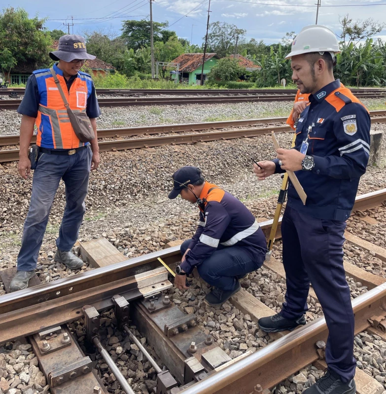 Kepala Stasiun Pagadenbaru, Dwi Laksana saat monitoring perbaikan rel kereta jelang mudik.