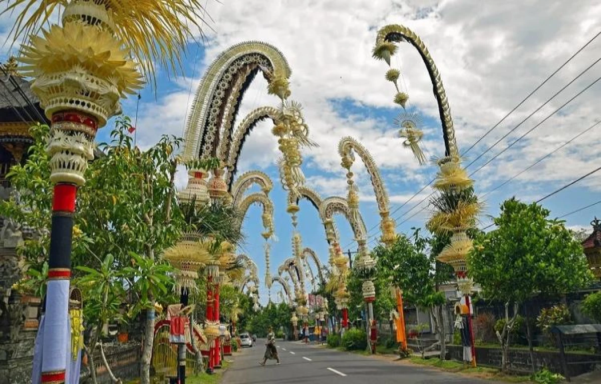 perbedaan hari raya galungan dan kuningan