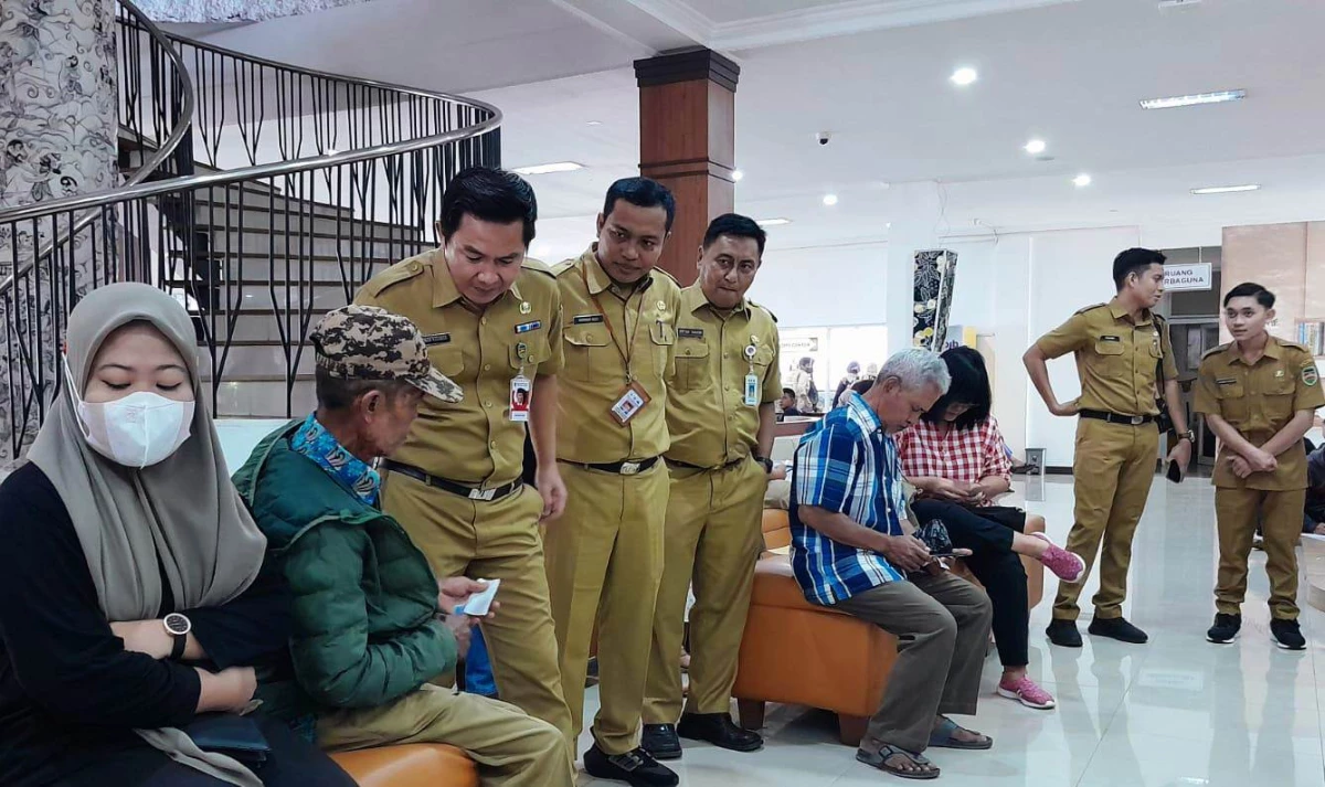 Tinjau Hari Pertama Kerja, Sekda Purwakarta Pastikan Pelayanan MPP Bale Madukara