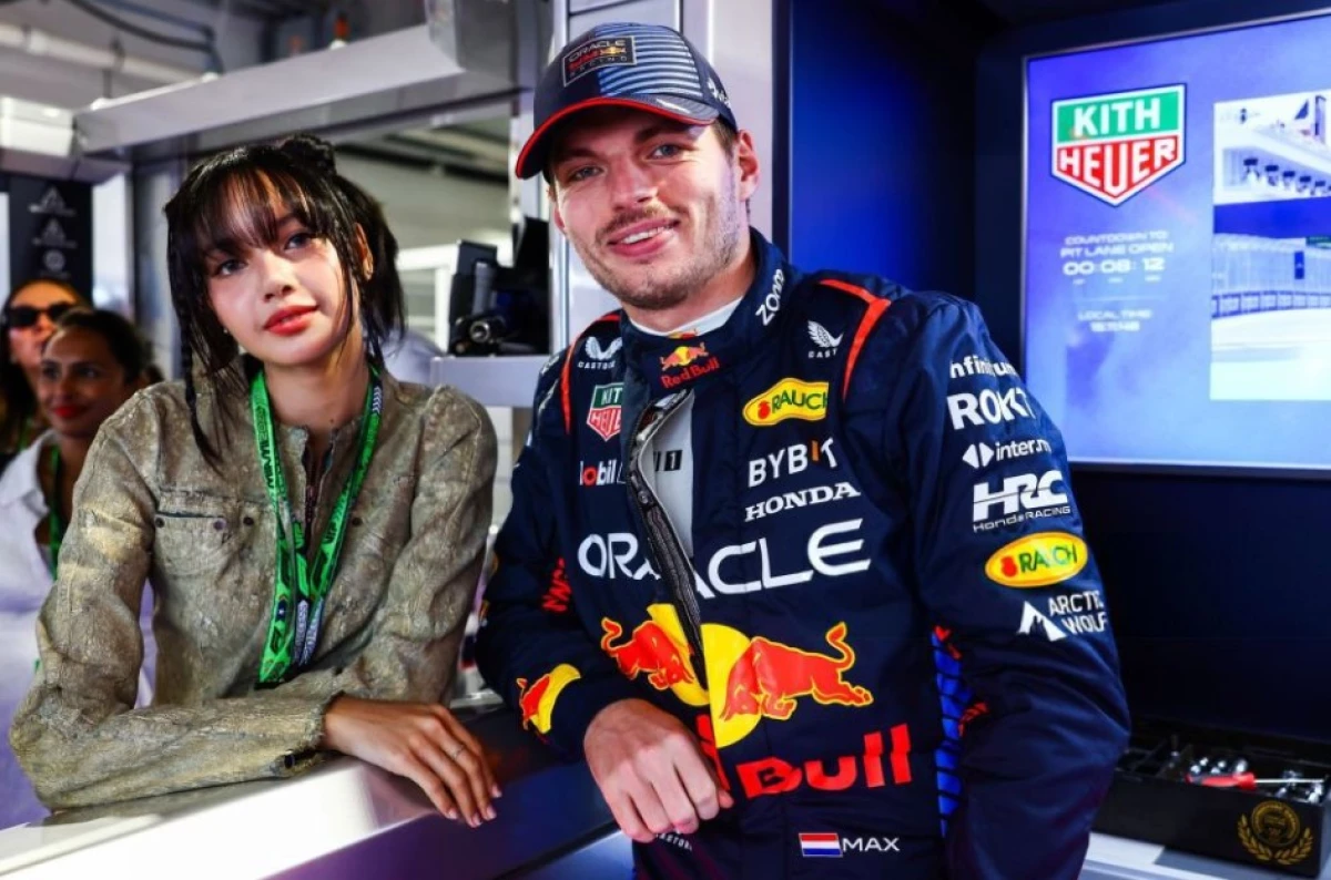 Lisa BLACKPINK Hadir di F1 Miami, Jadi Idol Kpop Pertama yang Kibarkan Bendera Hingga Fotbar Max Verstappen