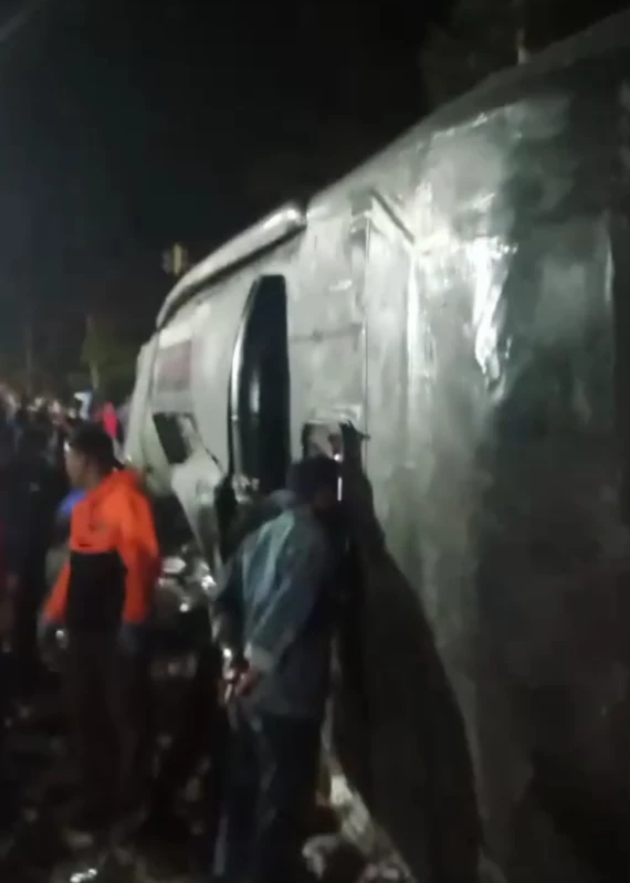 Saksi Mata Ungkap Kronologi Kecelakaan Bus di Ciater Subang