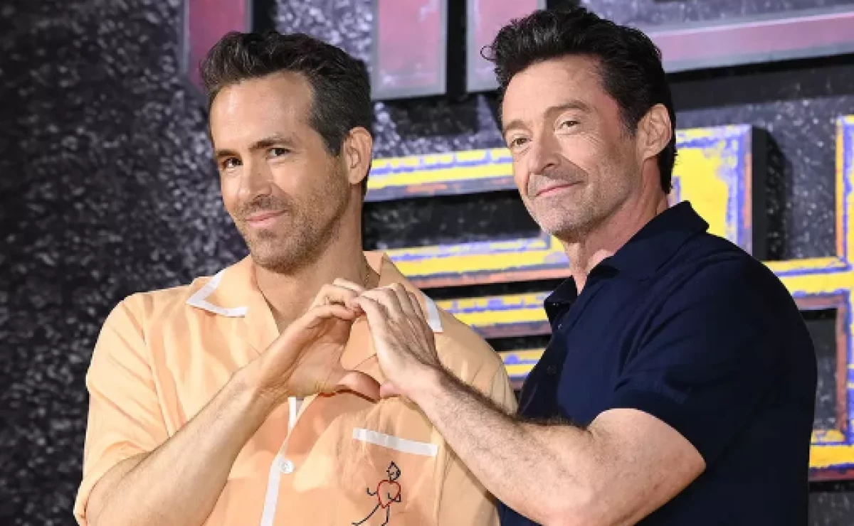 Random banget! Aktor Hollywood Ryan Reynolds dan Hugh Jackman Datang ke Inkigayo, Ngapain?