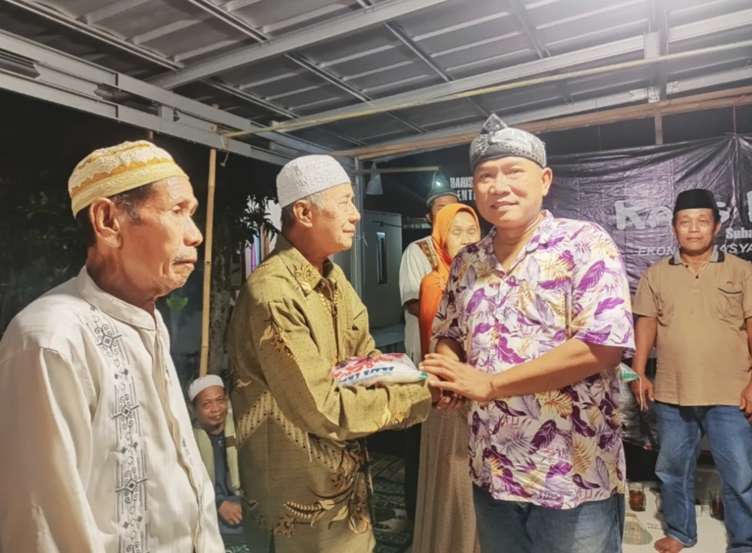 Lukmantias memberikan bantuan kepada masyarakat Subang. (Zaenal Abidin/Pasundan Ekspres)