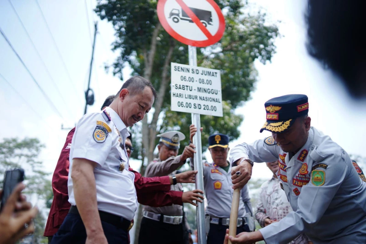 Pembatasan Truk, Pj Bupati Subang: Memperlancar Lalu Lintas di Hari Libur,Dishub Pasang Rambu-rambu