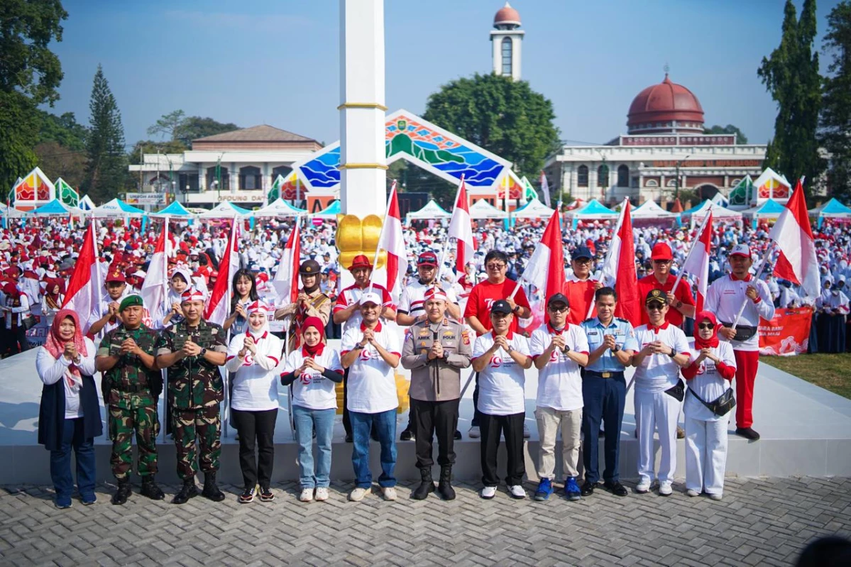 Kirab Bendera dan 10.000 Ribu Bendera Merah Putih Dibagikan di Subang