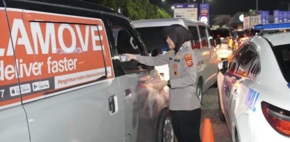 Polwan di Karawang Berikan Makan Sahur Gratis ke Pemudik
