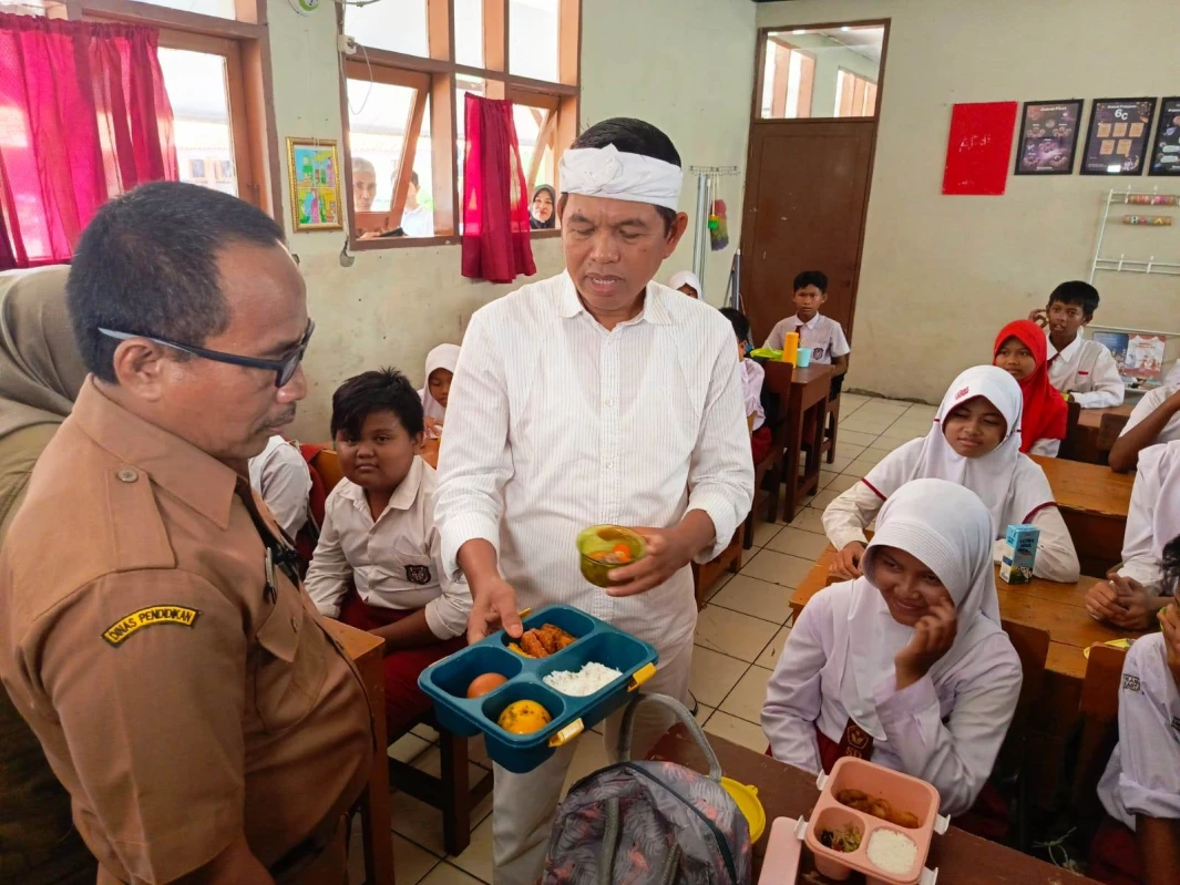 KDM Simulasi Makan Siang Gratis di SDN Ciwangi, Gunakan Uang Pribadi, Dibuat Dua Pola