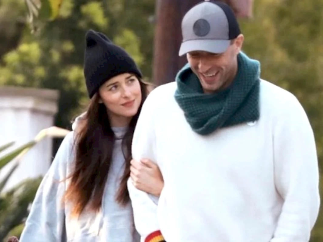 Chris Martin dan Dakota Johnson Disebut Sudah Tunangan Sejak Lam