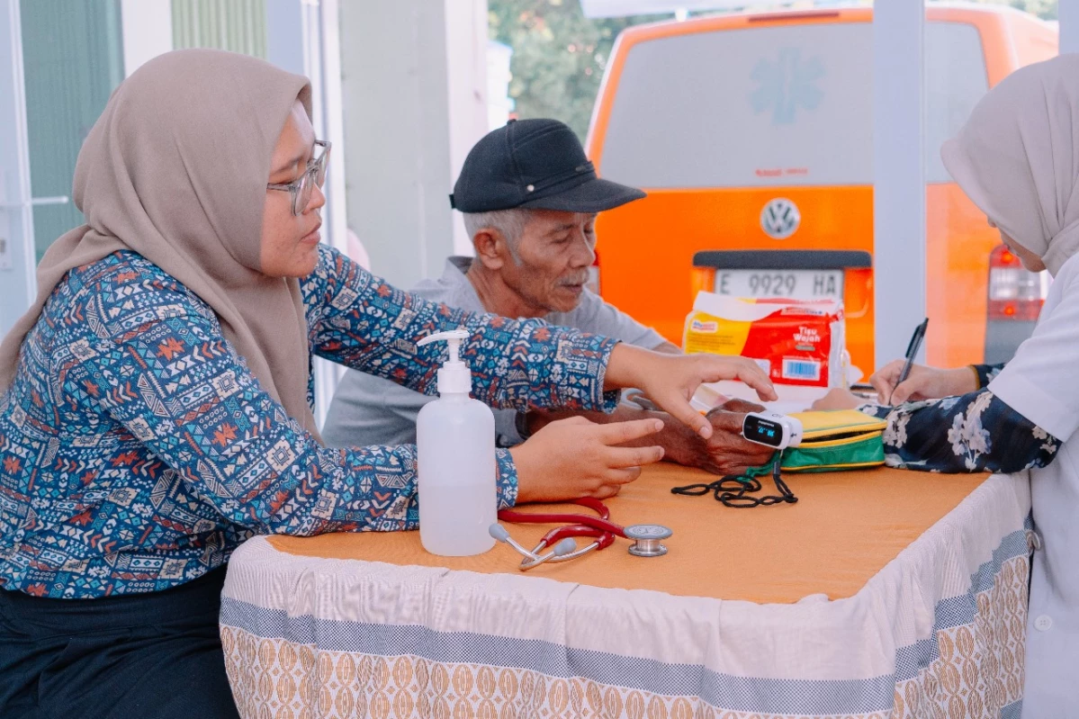 RS Mitra Plumbon Patrol menghadirkan layanan Posko Ambulans Gratis di wilayah Purwadadi, tepatnya di depan SMPN 2 Purwadadi Subang, pada Selasa (6/8).