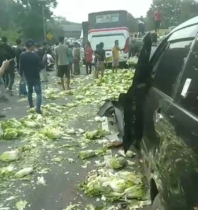 Kecelakaan beruntun yang melibatkan beberapa kendaraan terjadi di Km 85+600 Tol Cipularang atau tepatnya di Kecamatan Jatiluhur, Kabupaten Purwakarta, Rabu (10/7) sekitar pukul 15.30 WIB.