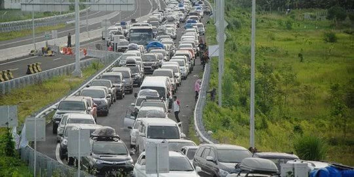 Masih Ingat! Tragedi Brebes Exit (Brexit) 2016, Kemacetan Terparah dalam Sejarah Mudik Lebaran di Indonesia. (Sumber Foto Merdeka.com)