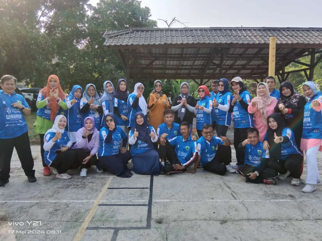 Kepala sekolah dan guru melakukan kegiatan senam pagi dengan menggunakan jersey Persikas, pada Jum'at (17/5).