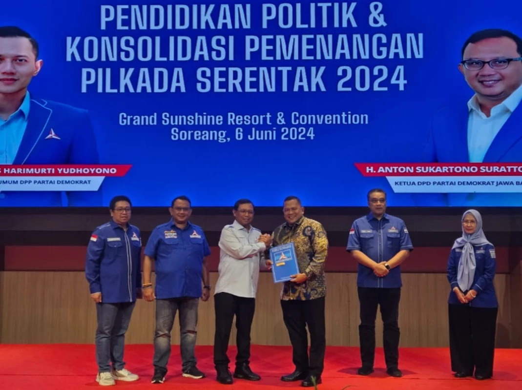 Acep Jamhuri menerima surat tugas dari Partai Demokrat untuk maju bertarung di Pilkada Karawang 2024.