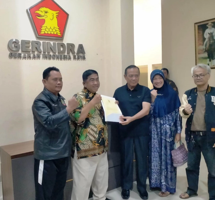 Gina Daftar Calon Bupati Karawang dari Gerindra, Orang Tua Ambilkan Formulir Pendaftaran