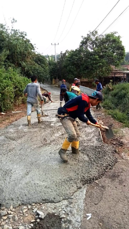 Pemdes Bangun Jalan Kp. Cicalung-Cibatu Kidul Kecamatan Pagaden Barat