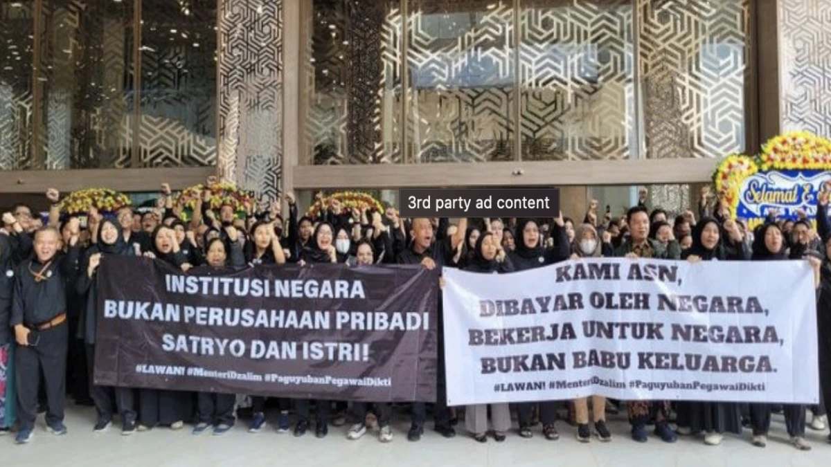 Ratusan ASN Kemdiktisaintek Demo