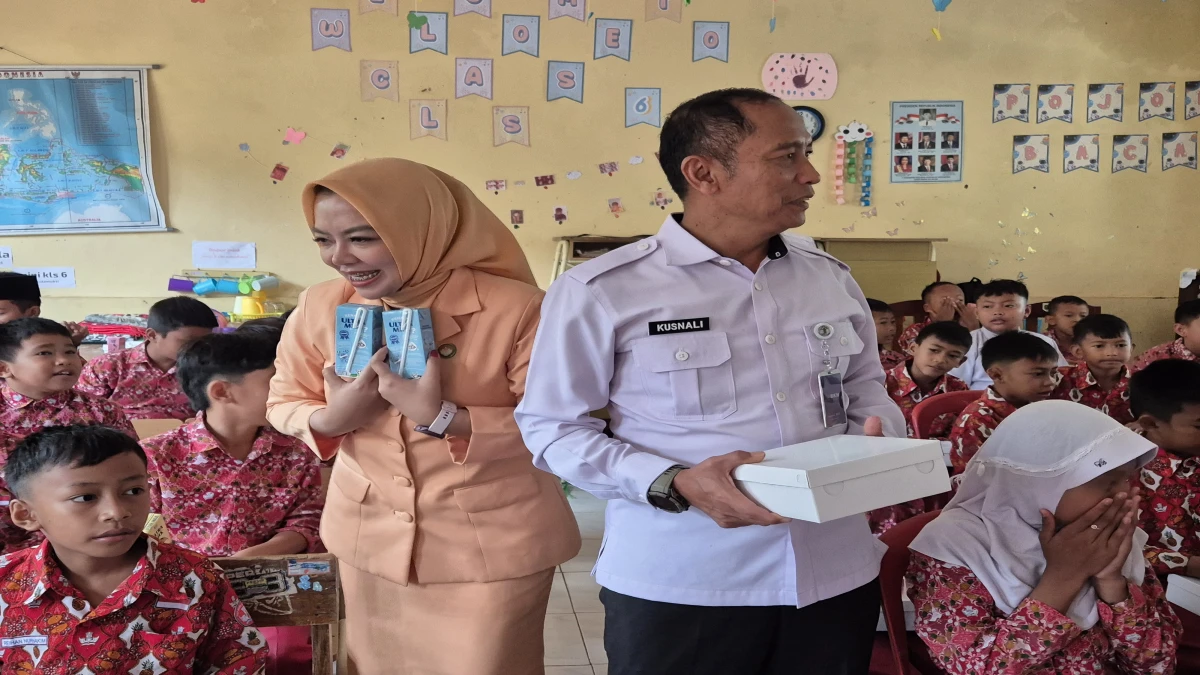 SDN Sukamukti Desa Marengmang, Kecamatan Kalijati, Kabupaten Subang, menjadi lokasi kegiatan pemberian makanan bergizi dan penyerahan bantuan sosial, Kamis (23/1/2025).