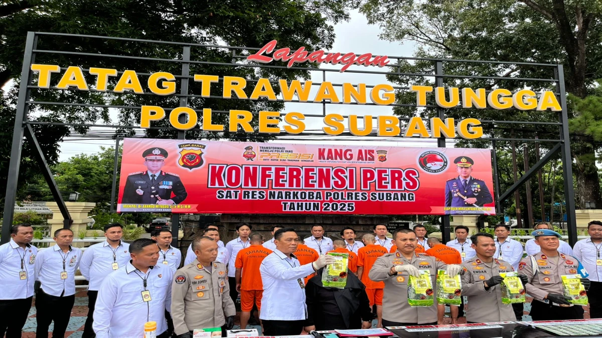 Kapolres Subang AKBP Ariek Indra Sentanu didampingi Kasatnarkoba Polres Subang, AKP Heri Nurcahyo saat melakukan pres releease pengukapan kasus Sabu seberat 5 kg.