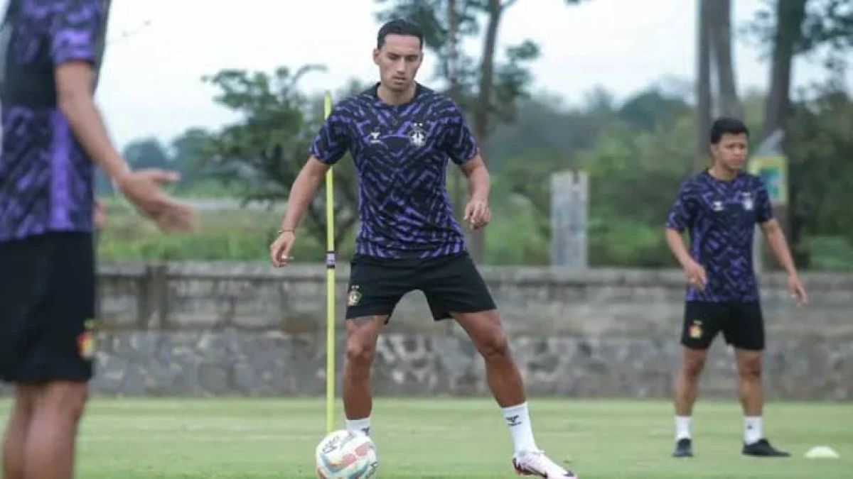 Ezra Walian menjadi rekrutan terakhir bagi Persik di BRI Liga 1 2024/2025. Sumber foto (Bola.com/Gatot Sumitro)