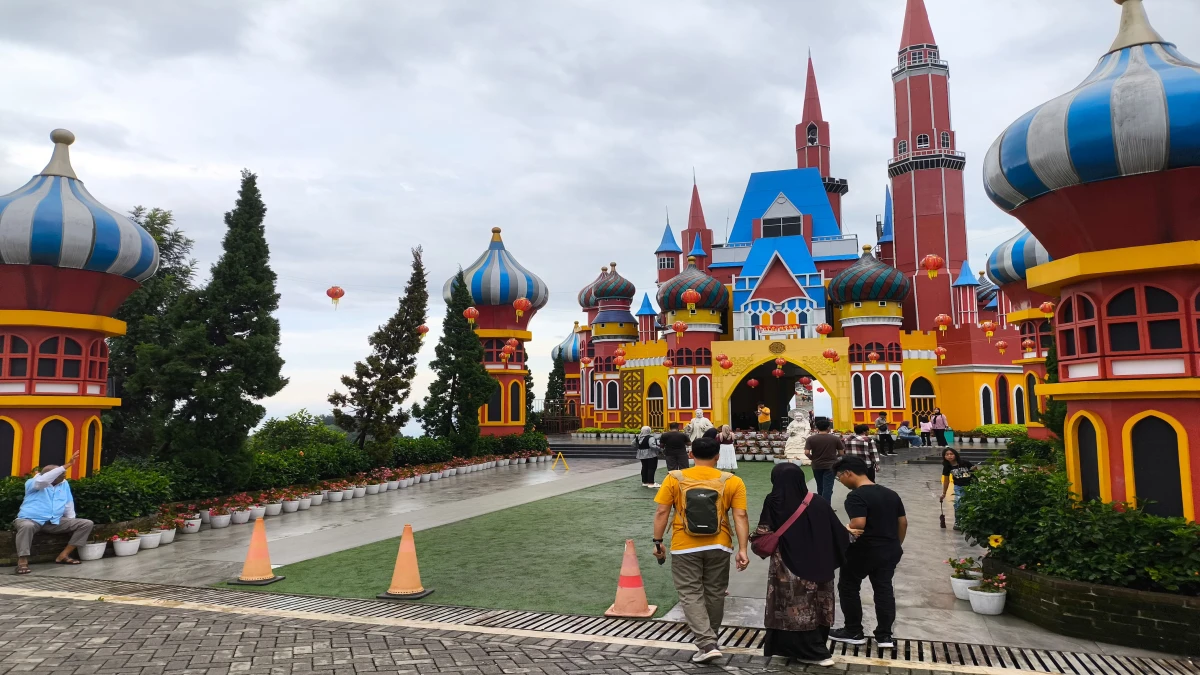 Libur panjang Imlek tahun ini bakal makin seru di D’Castello, Subang. Pengunjung bakal disuguhi atraksi spesial berupa pertunjukan Barongsai yang dijamin bikin suasana liburan makin meriah.