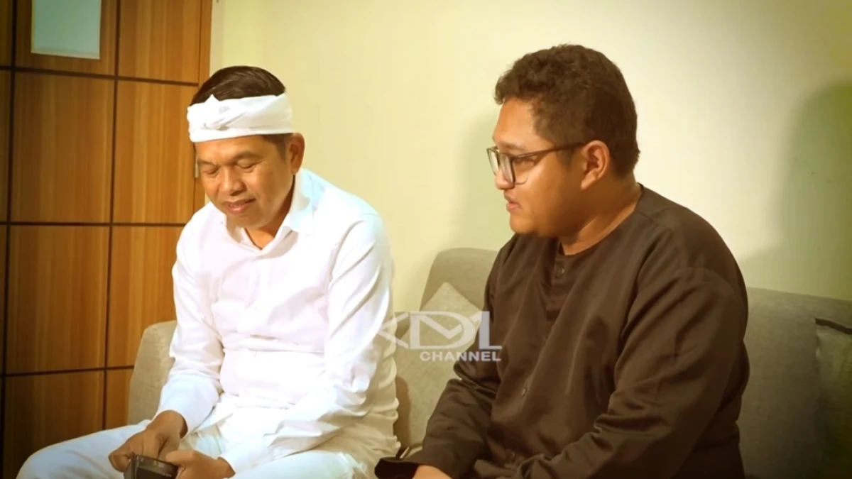 Dedi Mulyadi Berikan Bantuan Finansial kepada Operator Data SMAN 4 Karawang (Sumber Foto Youtube Dedi Mulyadi)