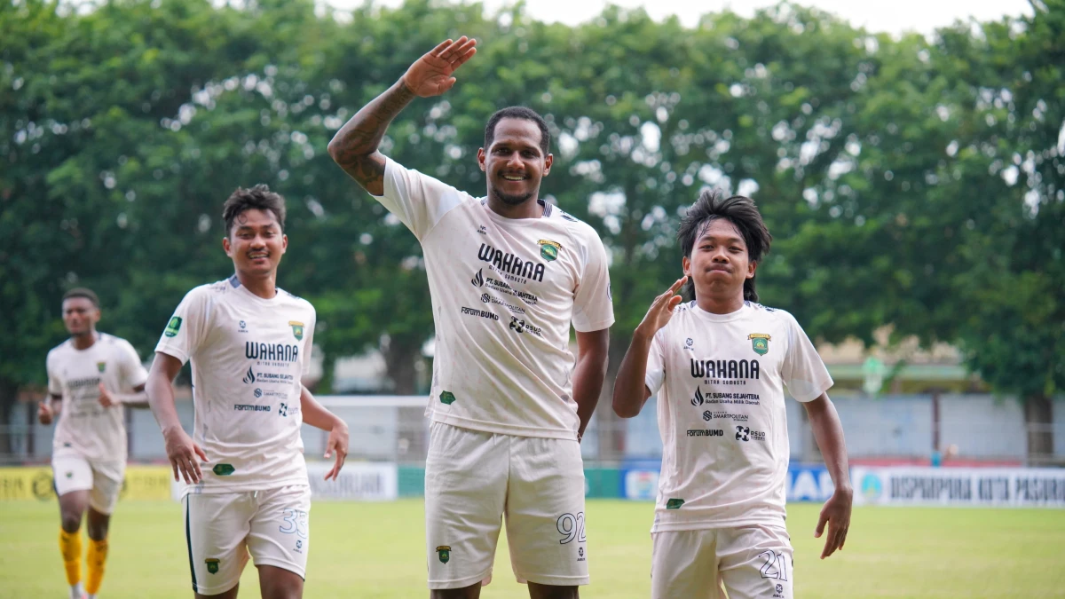 Pemain Persikas merayakan kemenangan atas RANS Nusantara FC dalam lanjutan pertandingan babak play off degradasi Pegadaian Liga 2 dengan skor 1-3, Minggu (9/2/2025) di Stadion Untung Suropati.