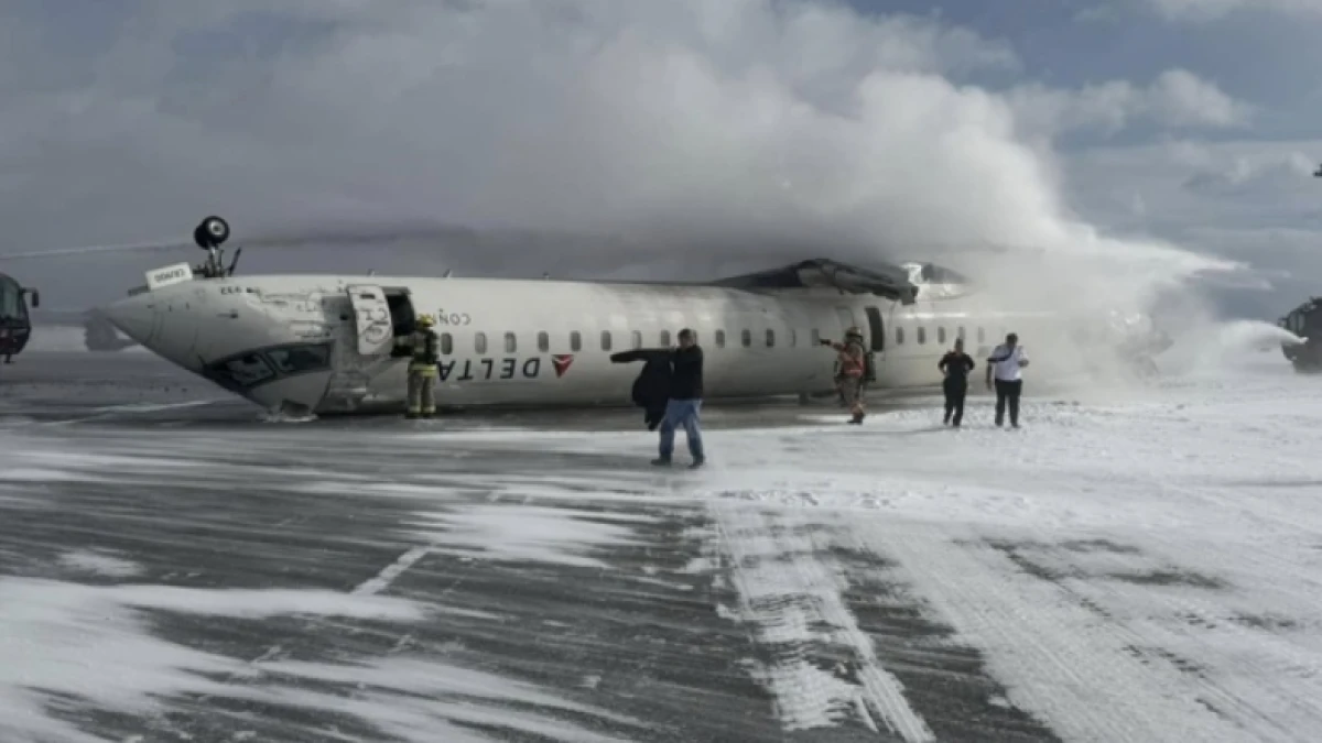 Kecelakaan Pesawat CRJ900 di Toronto, Terbalik ketika Mendarat, 18 Orang Terluka