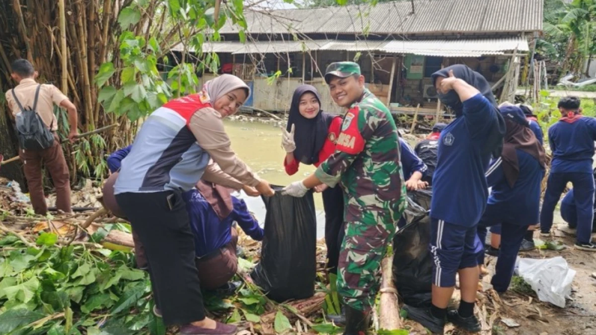 Pertamina EP Subang Gandeng Masyarakat dan Pelajar Bersihkan Bantaran Kali Sewo