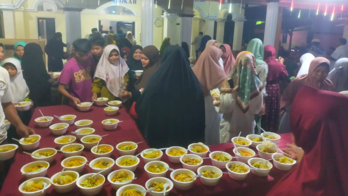 Jelang Bulan Suci Ramadhan 1446 H, Karang Taruna RW 06 Karanganyar bersama DKM Al-Barokah Bagikan Makanan Bergizi Gratis